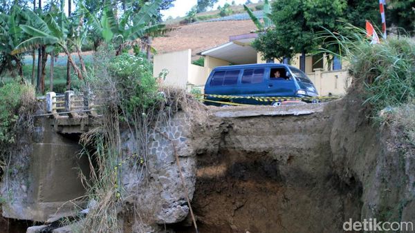 Ngeri! Penampakan Tebing di Bandung yang Tak Kunjung Diperbaiki
