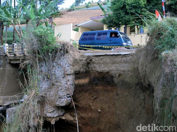 Ngeri! Penampakan Tebing di Bandung yang Tak Kunjung Diperbaiki
