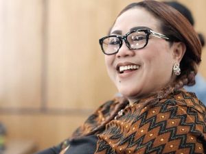 Nunung Tetap Semangat Kerja Walau Masih Kemoterapi Pasca-Operasi Kanker