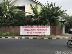 Soal Spanduk Warga Tolak Pencari Suaka, Walkot Jakbar: Itu Protes yang Wajar