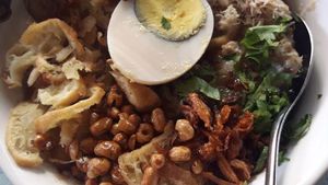 Siapa Mau Sarapan Bubur Ayam Sukabumi yang Hangat Gurih Ini?