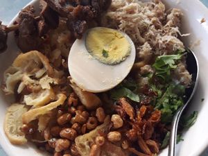 Siapa Mau Sarapan Bubur Ayam Sukabumi yang Hangat Gurih Ini?