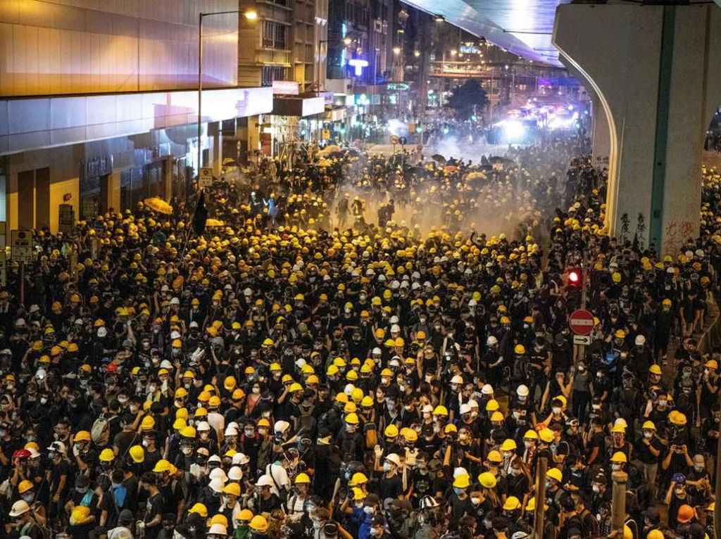 Demo di Hong Kong Kaos, Polisi Tembakkan Gas Air Mata dan Peluru Karet Demo di Hong Kong Kaos, Polisi Tembakkan Gas Air Mata dan Peluru Karet