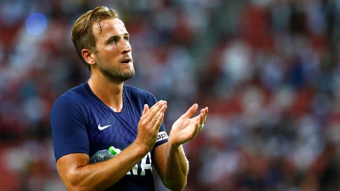 Soccer Football - International Champions Cup - Juventus v Tottenham Hotspur - Singapore National Stadium, Singapore - July 21, 2019  Tottenhams Harry Kane applauds the fans at the end of the match   REUTERS/Feline Lim