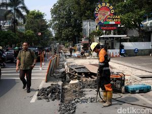 Penampakan Proyek Trotoar Cikini yang Bikin Macet