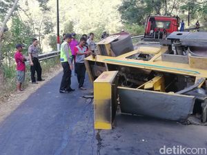 Telat Oper Gigi, Truk Muat Mesin Penggilas di Ponorogo Terguling