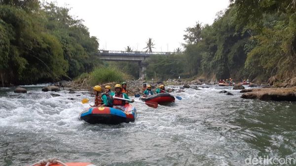 Foto Arung Jeram di Kali Elo Magelang Saat Matahari Terbenam