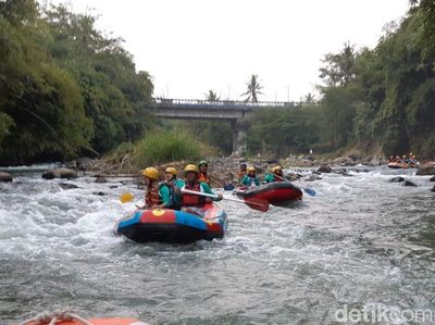 Foto Arung Jeram di Kali Elo Magelang Saat Matahari Terbenam