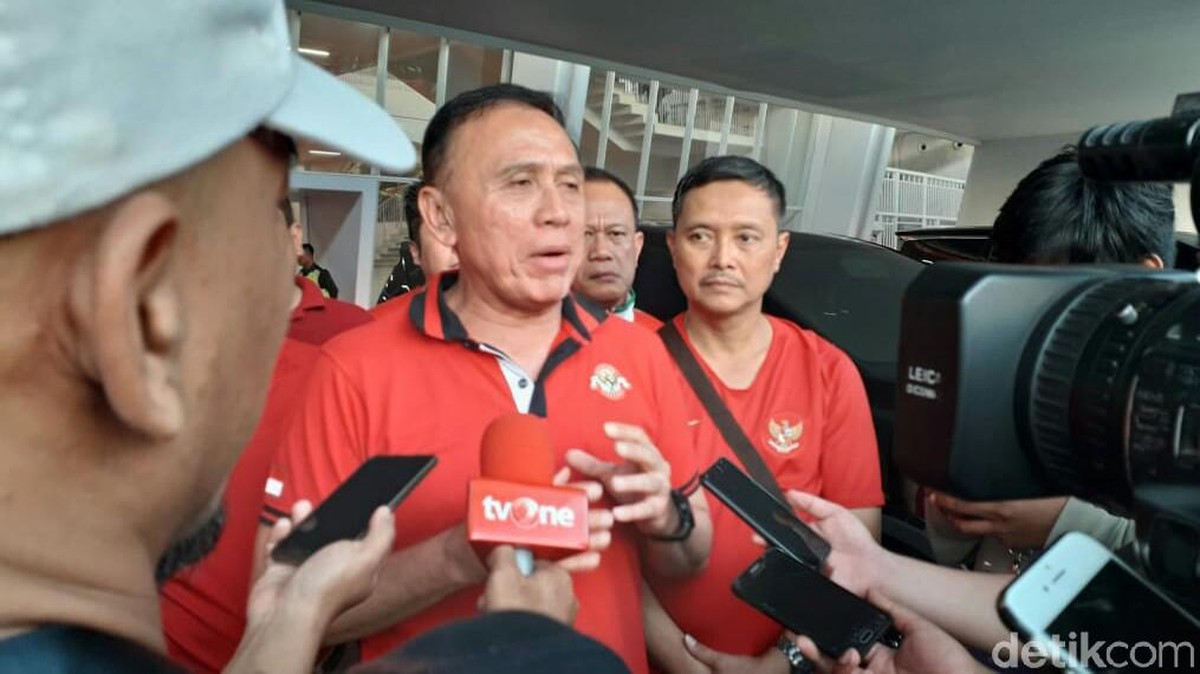 Caketum PSSi M Iriawan menonton laga final Piala Indonesia (Amalia Dwi Septi/detikSport)