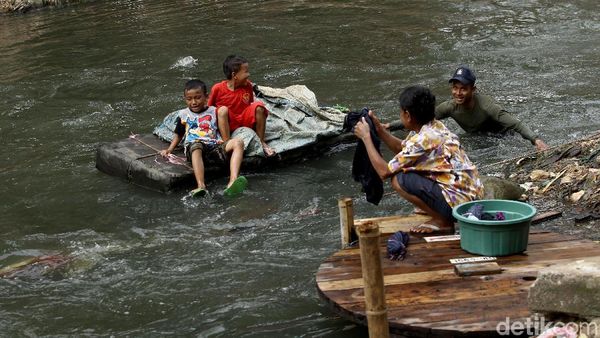 Hiruk Pikuk Aktivitas Warga di Tepian Sungai Ciliwung