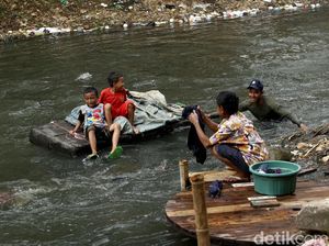 Hiruk Pikuk Aktivitas Warga di Tepian Sungai Ciliwung Hiruk Pikuk Aktivitas Warga di Tepian Sungai Ciliwung