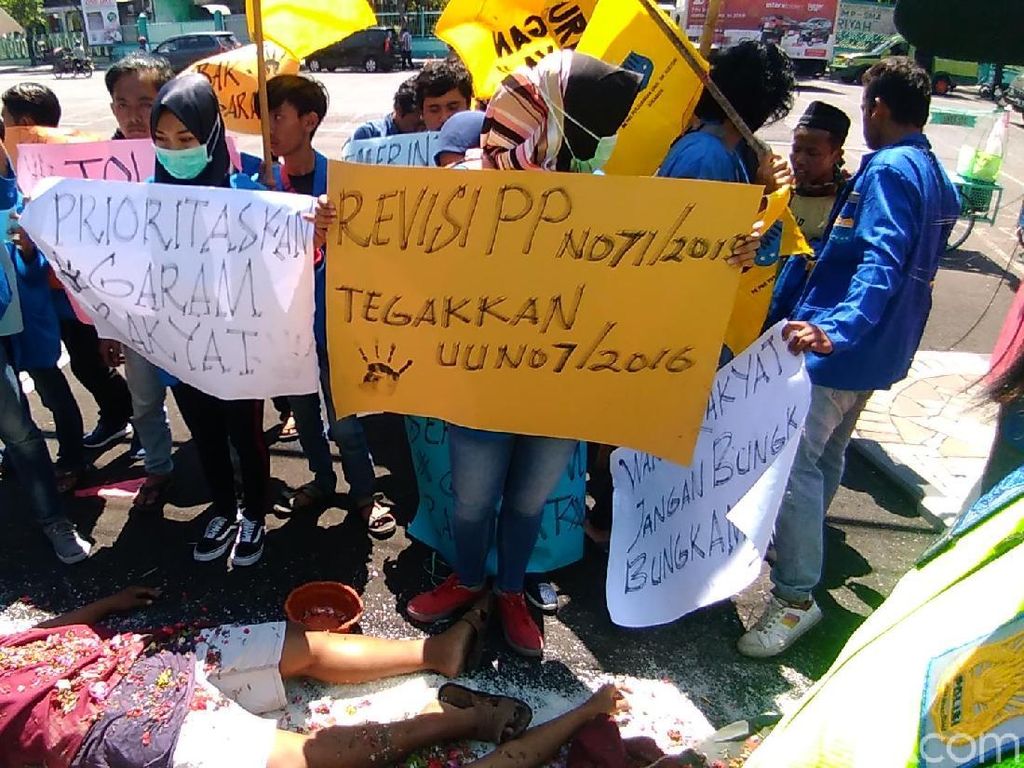 Puluhan Mahasiswa Demo Soal Harga Garam yang Anjlok Hingga Rp 350/Kg Puluhan Mahasiswa Demo Soal Harga Garam yang Anjlok Hingga Rp 350/Kg