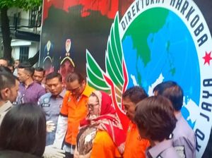 Polisi Hadirkan Nunung Berbaju Tahanan dalam Konferensi Pers Polisi Hadirkan Nunung Berbaju Tahanan dalam Konferensi Pers
