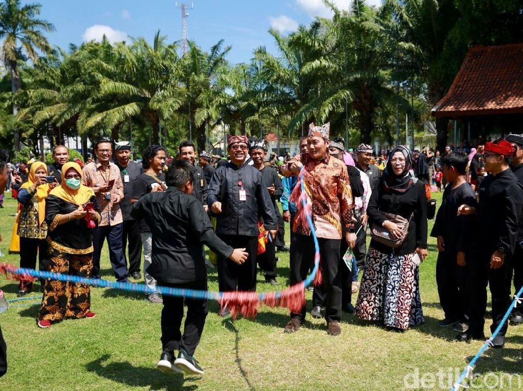 Wakil Ketua KPK Diajak Bermain di Festival Mainan Tradisional Wakil Ketua KPK Diajak Bermain di Festival Mainan Tradisional