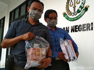 Kasus Korupsi Komisioner Bawaslu Blitar Dilimpahkan ke Kejari Kasus Korupsi Komisioner Bawaslu Blitar Dilimpahkan ke Kejari