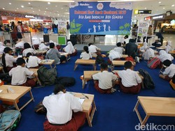 Puluhan Anak Mengikuti Lomba Mewarnai di Bandara Juanda