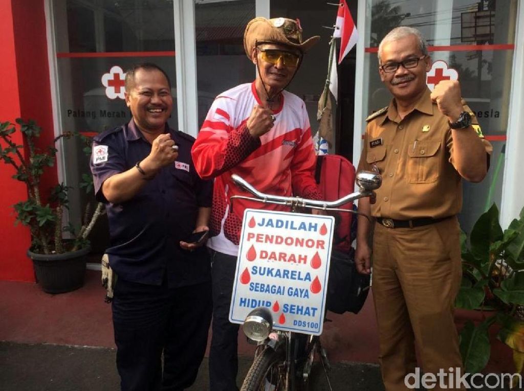 Kampanye Donor Darah, Pria Paruh Baya Gowes Sepeda Bandung-Jakarta Kampanye Donor Darah, Pria Paruh Baya Gowes Sepeda Bandung-Jakarta