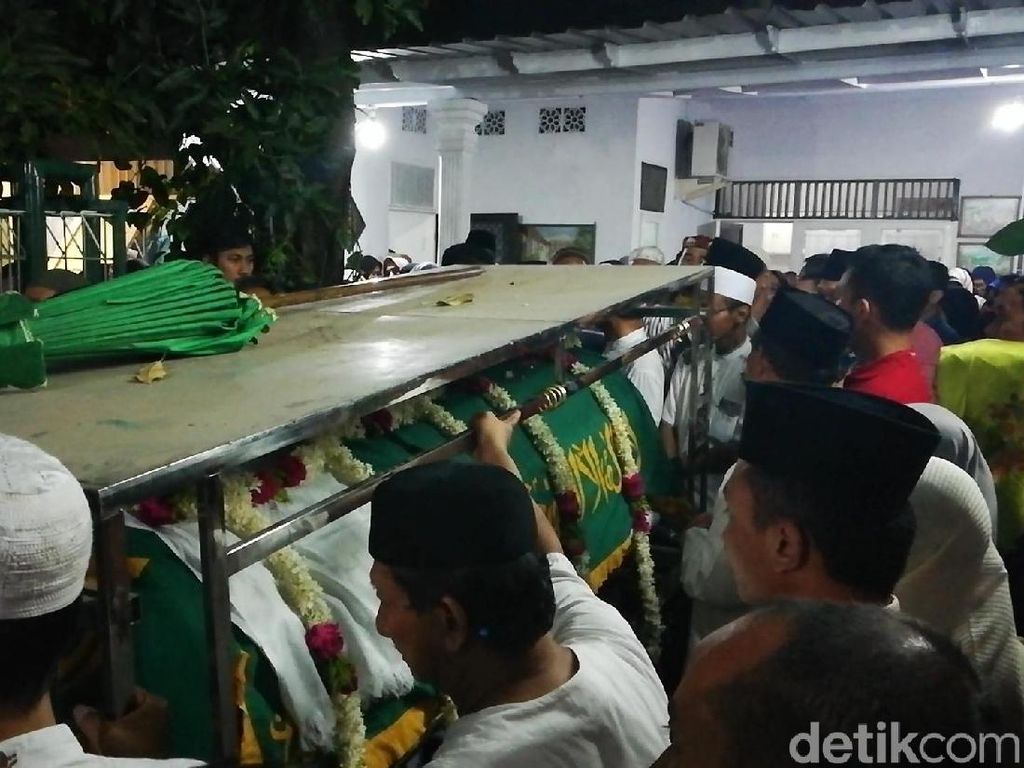 Tiba di Rumah Duka, Jenazah Salman Awak Cessna Disambut Kalimat Tauhid Tiba di Rumah Duka, Jenazah Salman Awak Cessna Disambut Kalimat Tauhid
