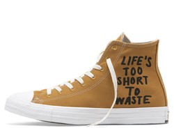 Menteri Susi Pakai Sneakers dari Botol Plastik Bekas, Ini Harganya