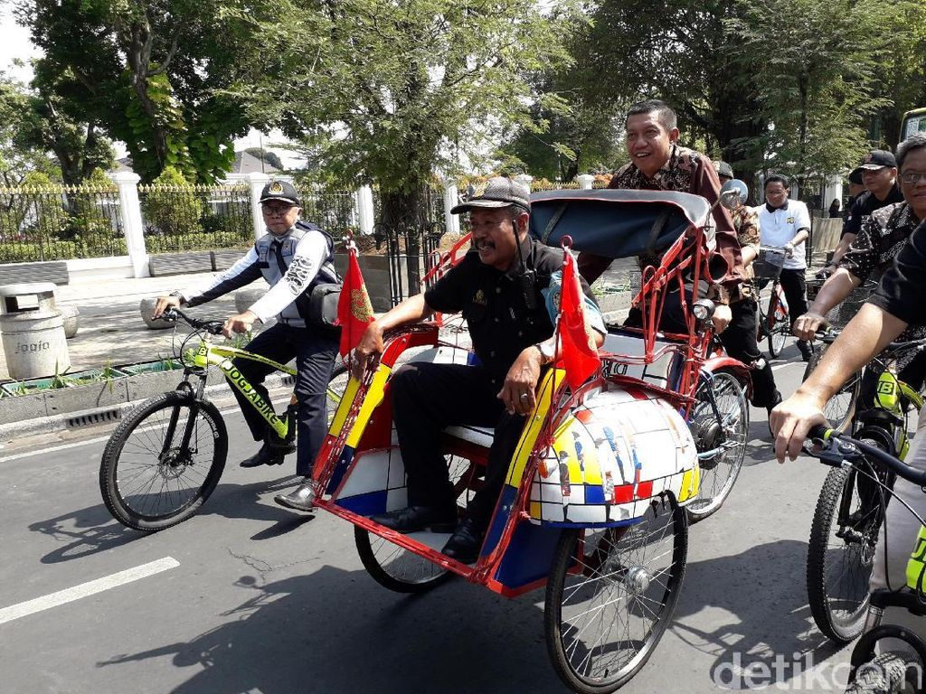 Sepeda Listrik dan Prototype Becak Listrik Diluncurkan di Malioboro Sepeda Listrik dan Prototype Becak Listrik Diluncurkan di Malioboro