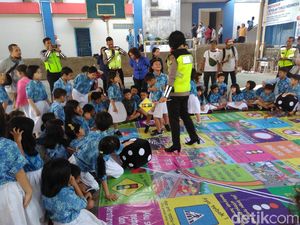 Lewat Ular Tangga, Polres Tangsel Ajarkan Siswa SD Tertib Lalu Lintas Lewat Ular Tangga, Polres Tangsel Ajarkan Siswa SD Tertib Lalu Lintas