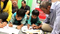 Adu Kreativitas Mewarnai Gambar di Hari Anak Nasional