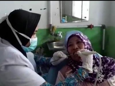 Melihat Aktivitas Bu Dokter di Sumbar yang Gagal Jadi PNS karena Disabilitas