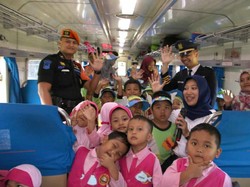 Seru! Puluhan Anak Naik Kereta Gratis di Purwokerto