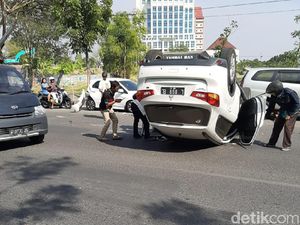 Diduga Pengemudi Ngantuk, Sebuah SUV Terbalik di Depan Waduk Unesa