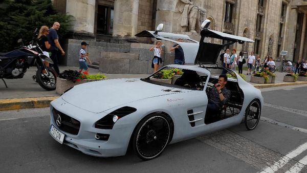 Unik! Pria Ini Rombak Sepedanya Jadi Mobil Impian