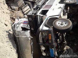 Truk & Land Rover Terperosok ke Galian Underpass, Polisi Turun Tangan