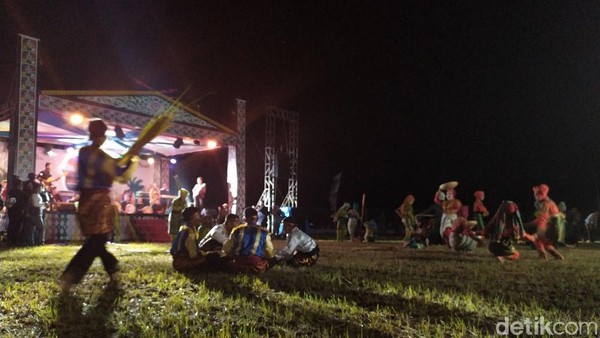 Pulau Banyak International Festival 2019 (Agus Setyadi/detikcom) Pulau Banyak International Festival 2019 (Agus Setyadi/detikcom)