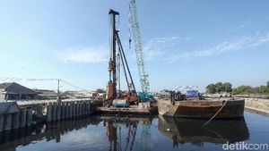 Melihat Progres Tanggul Pengaman Pantai di Kamal Muara