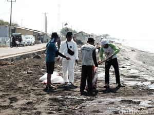 Pertamina Bersihkan Tumpahan Minyak di Pesisir Pantai Karawang