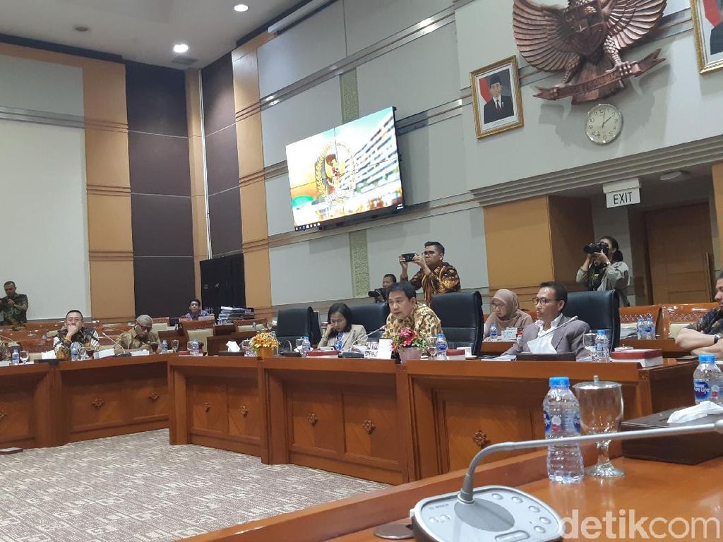 Pertimbangan Amnesti Baiq Nuril Diputuskan Besok, Komisi III Undang Menkum Pertimbangan Amnesti Baiq Nuril Diputuskan Besok, Komisi III Undang Menkum