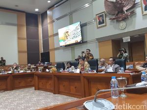 Pertimbangan Amnesti Baiq Nuril Diputuskan Besok, Komisi III Undang Menkum Pertimbangan Amnesti Baiq Nuril Diputuskan Besok, Komisi III Undang Menkum