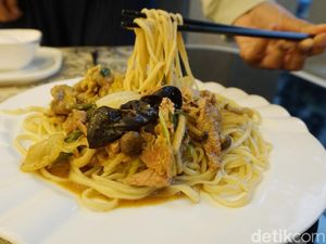 Royal Silk Road: Mulur Enak! Mie Tarik Sapi di Resto China Halal