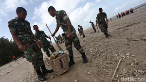 Aksi TNI-Polri Bersihkan Pantai Lamaru di Balikpapan