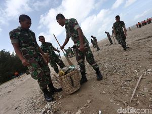Aksi TNI-Polri Bersihkan Pantai Lamaru di Balikpapan