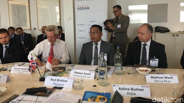 Diplomasi Batik-Teh ala Ridwan Kamil Gaet Investor Inggris-Swedia Diplomasi Batik-Teh ala Ridwan Kamil Gaet Investor Inggris-Swedia
