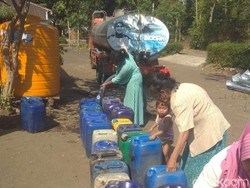 Kekeringan, BPBD Probolinggo Dropping Air Bersih