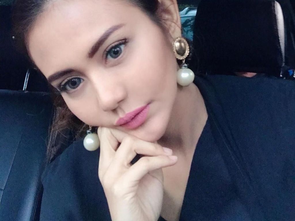 Juliana Moechtar Sering Peluk Baju Almarhum Herman Seventeen Juliana Moechtar Sering Peluk Baju Almarhum Herman Seventeen
