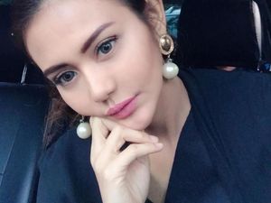 Juliana Moechtar Sering Peluk Baju Almarhum Herman Seventeen Juliana Moechtar Sering Peluk Baju Almarhum Herman Seventeen