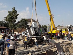 Saat Land Rover Berpelat Australia Terguling di Underpass Kentungan