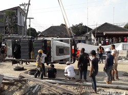 Land Rover Berpelat Australia Terguling di Underpass Kentungan Dievakuasi