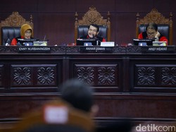 Mahasiswa Gugat UU KPK ke MK: UU Hanya Disahkan oleh 80 Anggota DPR!