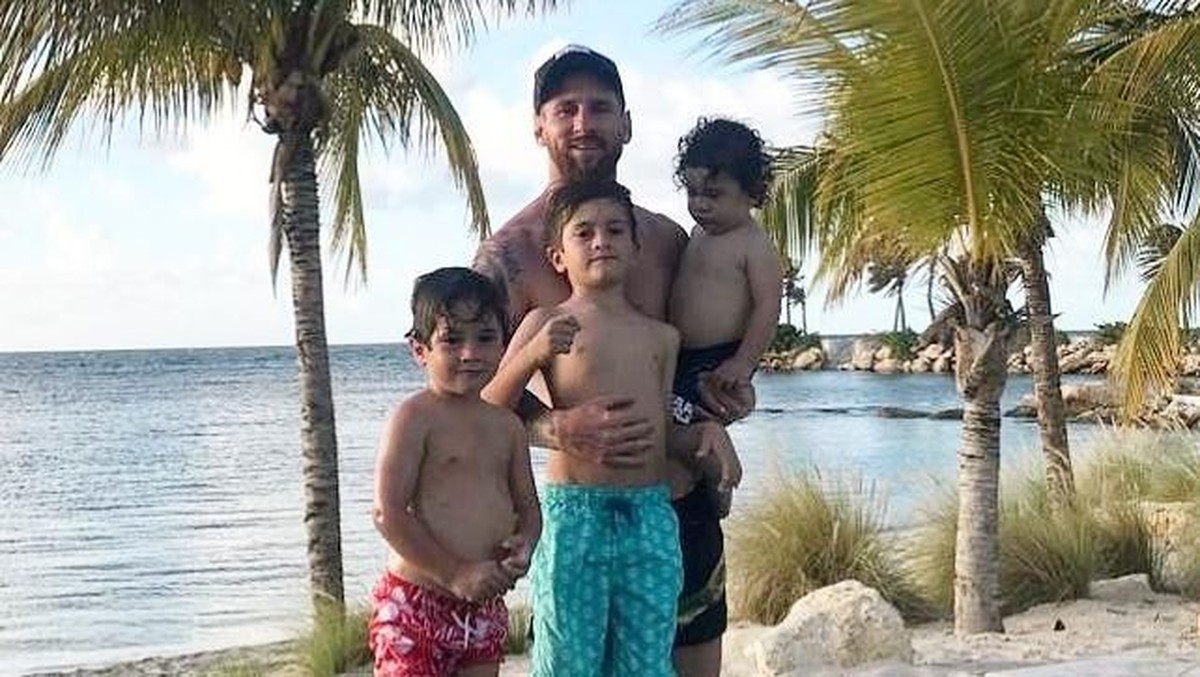 Potret liburan Lionel Messi di pantai karibia di Antigua. (Foto: Instagram @leomessi)