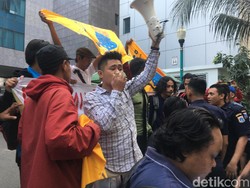 Mahasiswa Demo di Balai Kota Tolak IMB Pulau Reklamasi