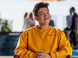 Rich Brian Bagikan Hadiah ke Teman-temannya Pakai Drone! Rich Brian Bagikan Hadiah ke Teman-temannya Pakai Drone!