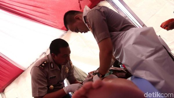 Melihat Pak Polisi Mengkhitan Anak-anak